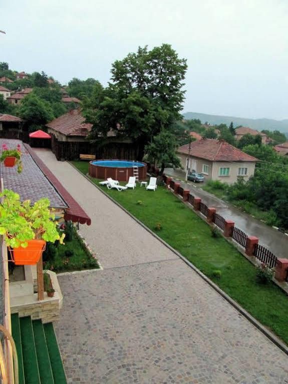 Family Hotel Lipite Tipchenitsa 外观 照片